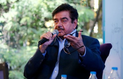 ރިޝީ އާއި ރަންބީރު އަޅައެއްނުކިޔޭނެ: ޝަތުރުގަން ސިންހާ