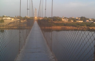 އިންޑިއާގެ ގުޖުރާތުގައި ބްރިޖެއް ވެއްޓި 120 މީހަކު މަރުވެއްޖެ