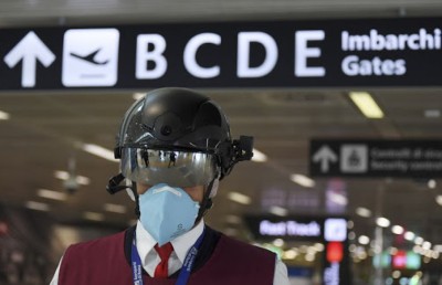 ފުރާ މީހުން ސްކޭންކުރަން އިޓަލީގެ އެއާޕޯޓެއްގައި "ސްމާޓް ހެލްމެޓް"