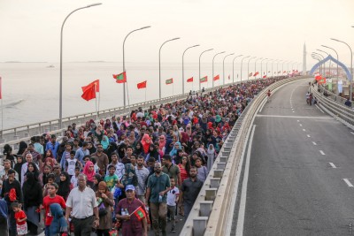 އުފާވެރި ޝުއޫރުތަކާއި އެކު އެތައް ހާސް ބަޔަކު ސިނަމާލެ ބުރިޖަށް!