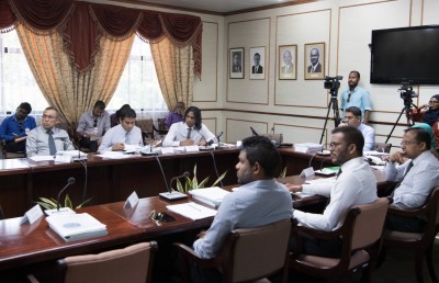 އޮމްބަޑްސްޕާސަންގެ މުސާރަ ކަނޑައެޅުން ކަންބޮޑުވުމަކަށް، އެކަމަކު 35،000ރ. ދޭން ފާސްކޮށްފި