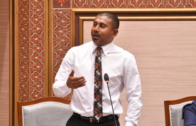 ފައިސާގެ ތާށިކަމާ ހެދި ގަލޮޅު ދަނޑުގެ މަސައްކަތުގައި ބުރެކި ޖެހިފައި
