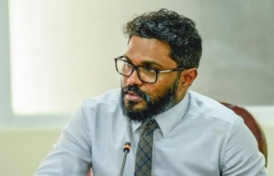 ޑެޕިއުޓީ މިނިސްޓަރު ޝިމާޒަށް މަގުމަތިން ބަޔަކު ހަަމަލާދީފި