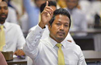 ސްޓަން ގަން ބޭނުންކުރަން ފެށުމާ ގުޅޭ ކަންބޮޑުވުންތައް މަޖިލީހުން ބަލަނީ