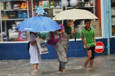 ބޯކޮށް ވާރޭވެހި ކުޑަ ވަގުތު ކޮޅެއްގެ ތެރޭގައި މާލޭ މަގުތަކުގައި ފެންބޮޑުވެއްޖެ