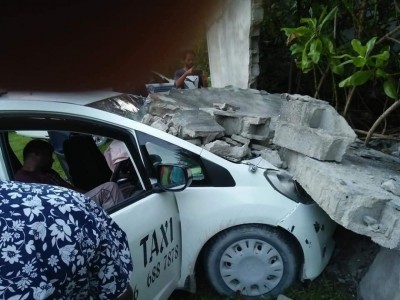 އައްޑޫ ސިޓީގައި ކާރެއް ކޮންޓްރޯލް ނުވެ ފާރެއްގައި ޖެހި ފާރު ވެއްޓިއްޖެ