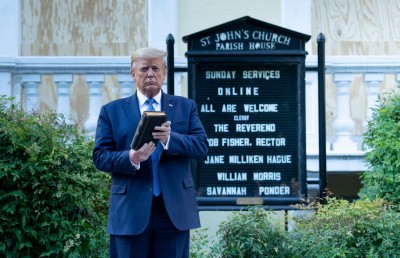 ފައްޅި ކުރިމަތީ ޓްރަމްޕް ފޮޓޯއަކަށް ހުއްޓިވަޑައިގަތީ މުޒާހަރާ އަށް ބިރުނުގަންނަކަން ދައްކާލަން