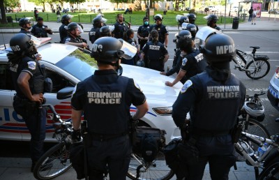 މުޒާހަރާތައް ހޫނުވުމުން ވައިޓް ހައުސްގެ ބަންކަރަށް ޓްރަމްޕް ވައްދަން ޖެހުނު