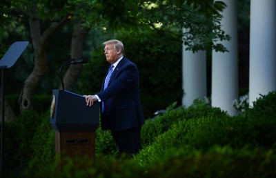 މުޒާހަރާތައް ހޫނުވުމުން ވައިޓް ހައުސްގެ ބަންކަރަށް ޓްރަމްޕް ވައްދަން ޖެހުނު