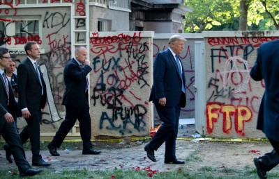 ފައްޅި ކުރިމަތީ ޓްރަމްޕް ފޮޓޯއަކަށް ހުއްޓިވަޑައިގަތީ މުޒާހަރާ އަށް ބިރުނުގަންނަކަން ދައްކާލަން