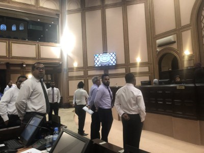 އިހުތިޖާޖުގެ ސަބަބުން ވޯޓަށް ނާހައި މަޖިލިސް ނިންމާލައިފި