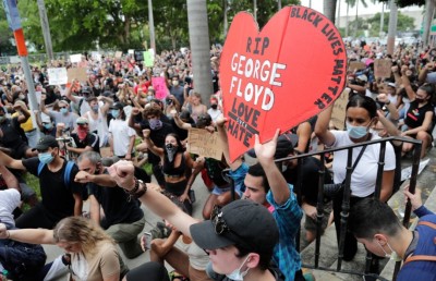 ފްލޮއިޑްގެ މަރުން ދުނިޔެ ގުޑައިފި، ހުސް މުޒާހަރާ