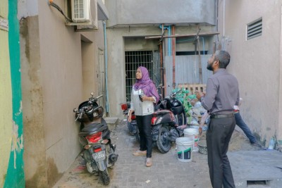 އިއްޔެގެ ވިއްސާރާގައި ގެއްލުންވި ގެތަކަށް މިނިސްޓަރު އާތިފާ ޒިޔާރަތް ކުރައްވައިފި