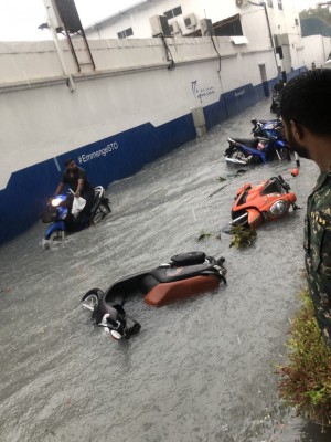 މާލޭގައި ފެންބޮޑުވެ ވެހިކަލްތައް "އޮޔާ ދާތީ" ސަމާލުވުމަށް އިލްތިމާސްކޮށްފި