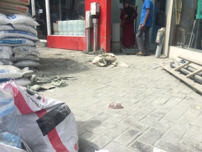 ކުޑަ ކުއްޖެއްގެ ބޮލަށް ސިމެންތި ބަސްތާއެއް ވެެެއްޓި އަނިޔާވެއްޖެ