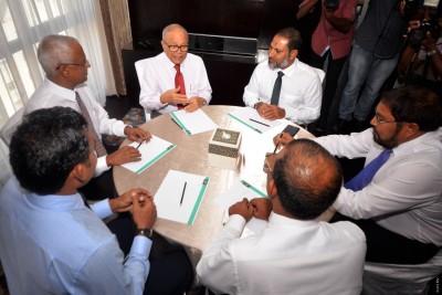 ދައުރުން ބޭރުގައި މަޖިލީހުގެ ޖަލްސާއެއް ބޭއްވުމަށް 4 ލީޑަރުން އެއްބަސްވެއްޖެ