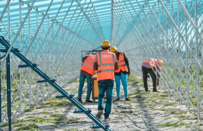 ސޯލާ ޕެނަލް ހަރުކުރަން ބައެއް ގަޑިތަކުގައި ހައިވޭގެ ލޭނެއް ބަންދުކުރަނީ