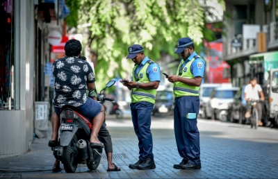 ފުލުހަކަށް މަރުގެ އިންްޒާރު ދިން މީހަކު ބަންދަށް