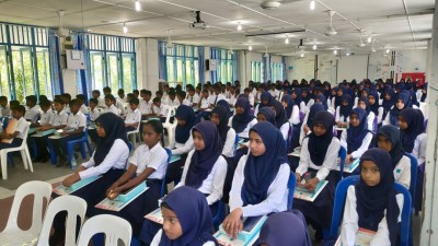 މޫނު ބުރުގާ އެޅި ޓީޗަރަކަށް ތޮއްޑޫ ސްކޫލުން ވަޒީފާ ދީފި