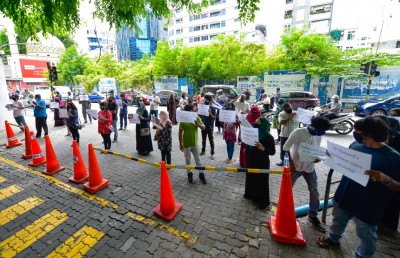ފުލުހުންގެ ދިފާއުގައި އިދިކޮޅުން މުޒާހަރާކޮށްފި