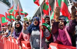 އަދަބާ ބެހޭގޮތުން ޔާމީންގެ ބަހެއް ނެތް، ކޯޓުން ގޮތެއް ނިންމަނީ