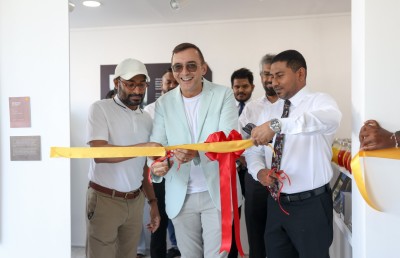 ޓިކެޓިން ކައުންޓަރު ބަދަލުކޮށް، ކްރޮސްރޯޑްސްގެ ލައުންޖް އޭރިއާ މާލެ އާޓް ގެލެރީގައި ހުޅުވައިފި
