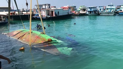 ކެރޭނެއް ކޮންޓްރޯލް ނުވެ ދޯންޏަކަށް ވެއްޓި އަޑިއަށް ހިނގައްޖެ