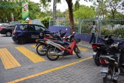 ސްޓިކާ ނުޖެހިޔަސް ނުގަވައިދުން ޕާކުކުރާ ނަމަ އުޅަނދު ޓޯ ކުރާނެ: ފުލުހުން