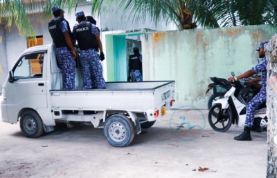 ރަށްރަށަށް އަރައި ހުޅުޖަހައި ވައްކަންކުރާ ކަމަށް ތުހުމަތުކުރެވޭ ބަޔަކު މަޑުއްވަރީން ހައްޔަރުކޮށްފި
