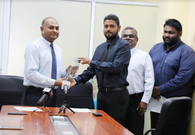 ފެހިފަހި ކްލަބްގެ ފަރާތުން ޑިޒާސްޓަރ މެނޭޖްމަންޓަށް ރީޔޫސަބަލް ފުޅި ހަދިޔާކޮށްފި