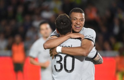 ޕީއެސްޖީން މެސީ އަށް މަރުހަބާ ކީއިރު އެމްބާޕޭ ހުރީ ޗުއްޓީގައި