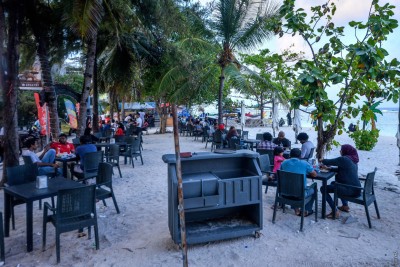 ހުޅުމާލޭ ބީޗުގައި ހުރި ގިނަ ހަޓުތައް ނަގައިފި