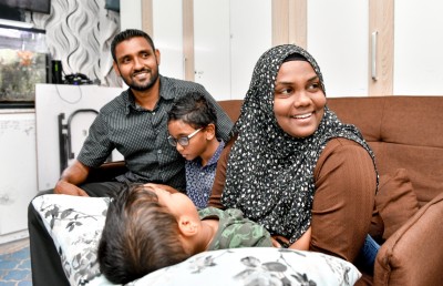 ނާއުއްމީދު ބަލިކޮށްލި މި ދެމަފިރިންގެ ލޯބި!