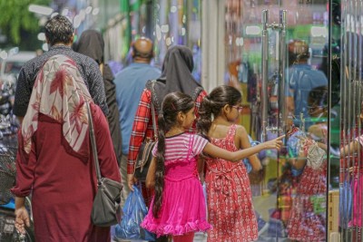 ބުކްޝޮޕެއްގެ ތެރޭ ކުޑަކުއްޖަކަށް ޖިންސީ ގޯނާ ކުރި މައްސަލައެއް ބަލަނީ