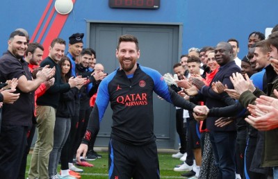 ޕީއެސްޖީން މެސީ އަށް މަރުހަބާ ކީއިރު އެމްބާޕޭ ހުރީ ޗުއްޓީގައި