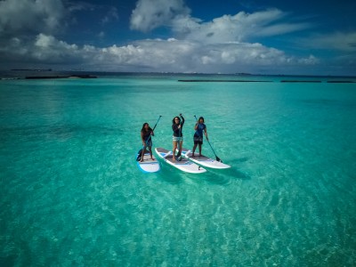 ކަނޑުތަކާ މެދު ހޭލުންތެރިކުރުވަން ހަތަރު އަންހެނުން ޕެޑަލްބޯޑު ދަތުރަކަށް