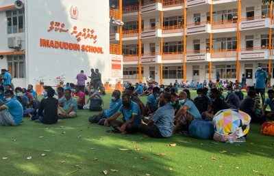 މުވައްޒަފުން މަގުމަތިވެފައި، ކައުންސިލާއި ސަރުކާރު ކޯޅެނީ!