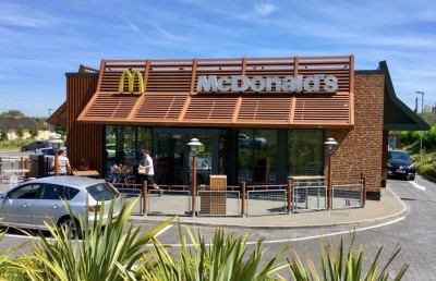 މެކްޑޮނަލްޑްސް އިން އިނގިރޭސިވިލާތުގައި އިލެކްޓްރިކް ކާރު ބޭނުންކުރަން ހިތްވަރުދެނީ