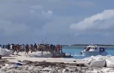 ބޮޑުފިނޮޅުގައި ބިދޭސީން ފުލުހުންނަށް ހަމަލާދޭ ބިރުވެރި މަންޒަރެއް