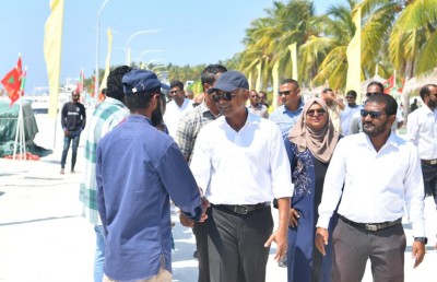 ކެމްޕެއިނަށް ރައީސް ވަޑައިގަންނަވާއިރު މަރުހަބާ ކިޔަން ދަރިވަރުން ނެރެން އެންގުމުން ހޫނުވެއްޖެ
