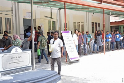 ފަހު ވަގުތަށް މަޑުކުރުމުން ރީ ރެޖިސްޓްރޭޝަންގެ ކިއު ދިގު ވެއްޖެ
