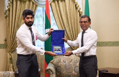 މީޑިއާ އާއި ސިޔާސީ ކަންކަމާ ހުރި ގުޅުމާ ބެހޭ ފޮތެއް ނެރެފި