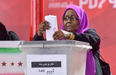 ސިޔާސީ ބާރާއި ނުފޫޒު އަދިވެސް އޮތީ ފައިސާވެރިންގެ މުށުތެރޭގައި