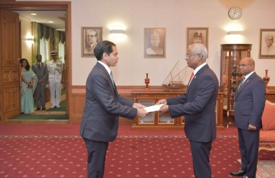 އިންޑިއާ ސަފީރު ރައީސް ސޯލިހަށް ފަތްކޮޅު އަރުވައިފި