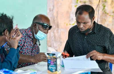 ސިޔާސީ ބާރާއި ނުފޫޒު އަދިވެސް އޮތީ ފައިސާވެރިންގެ މުށުތެރޭގައި