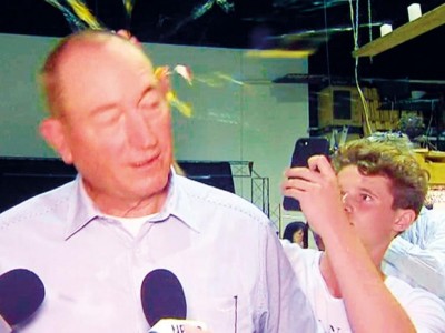 ސެނެޓަރުގެ ބޮލަށް ބިސް ޖެހި ކުއްޖާއަށް ގިނަ ބަޔެއްގެ ތައުރީފު އޮހެނީ