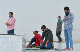 ހުކުރު ނަމާދުކުރުމުގައި ގައިދުރުކަމެއް ނެތް، އާއްމުން ކަންބޮޑުވެއްޖެ