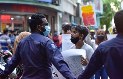 އަނިޔާއާ ދެކޮޅު އަޑު ގަަދަވަނީ، މަގުތަކަށް ނުކުންނަން ޖެހުނީ ފުލުހުން ޒިންމާ އަދާނުކުރީމާ