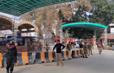 ޕާކިސްތާނުގެ މިސްކިތެއް ގޮއްވާލައި ގިނަ ބަޔަކު މަރާލައިފި