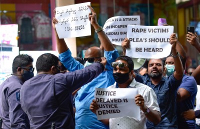 މީޑިއާތަކާ މެދު ތަފާތުކުރާ ކަމަށް ބުނެ އިދިކޮޅުން މުޒާހަރާކޮށްފި